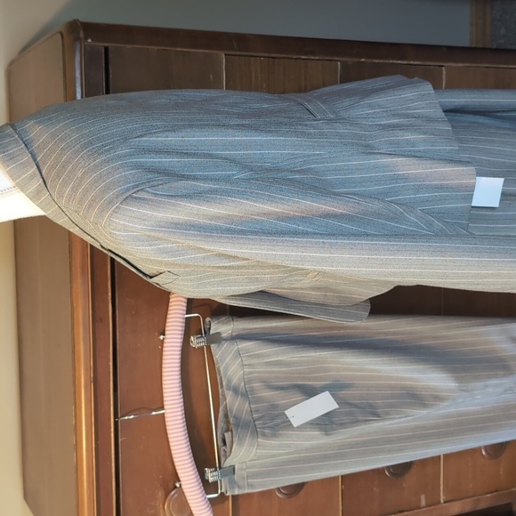 NWT ⭐ 3 Piece SIGNATURE Suit by Larry Levine Chic Gray Pinstripe - Picture 8 of 14